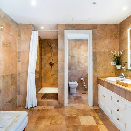 Spectacular Penthouse Puente 公寓 *